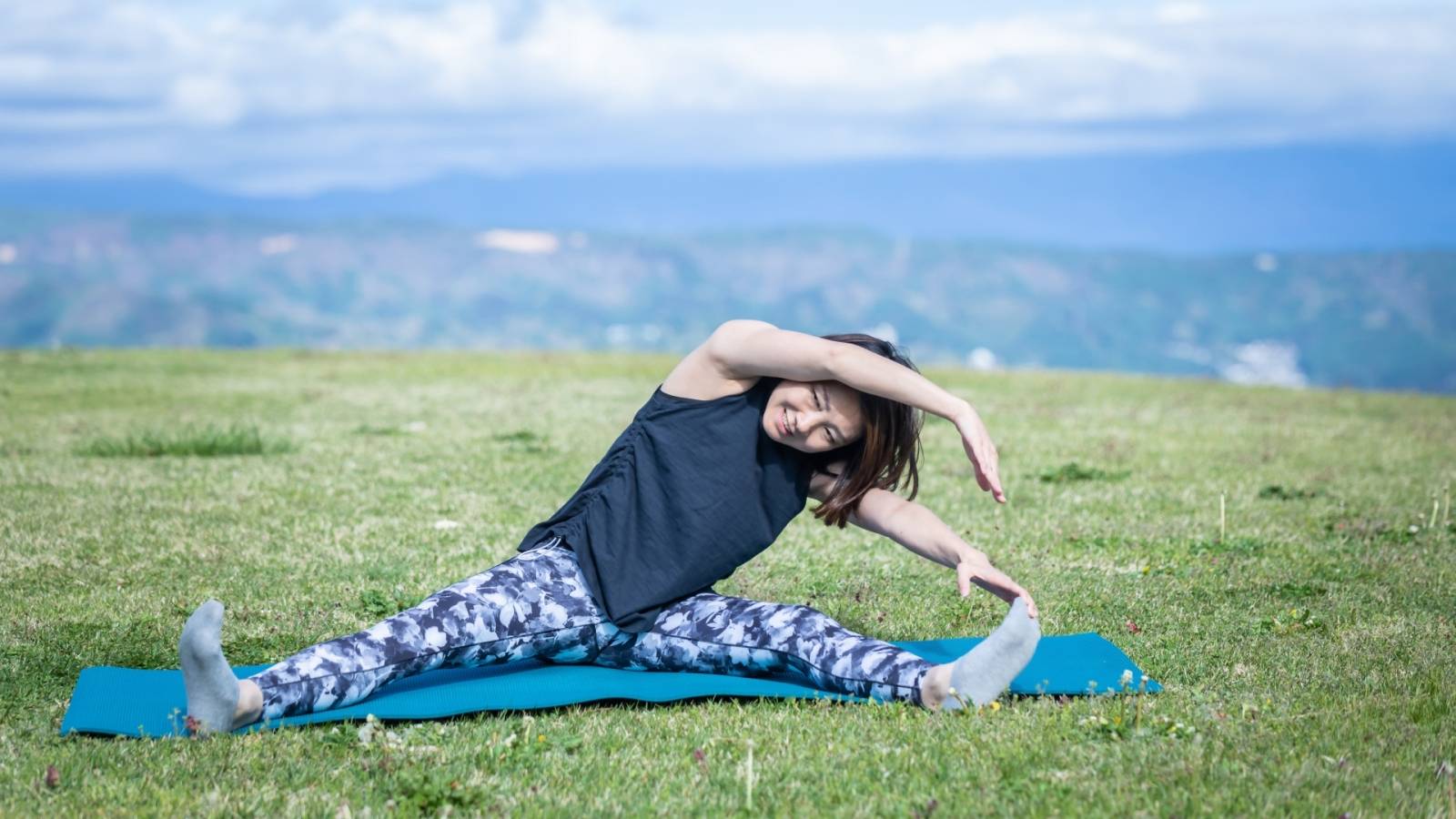 【脚のむくみが気になる人集合】ガチガチ股関節を柔らかくし、ゴッソリむくみを流す！開脚を深めるヨガ