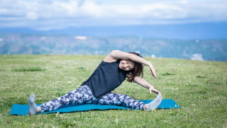 【脚のむくみが気になる人集合】ガチガチ股関節を柔らかくし、ゴッソリむくみを流す！開脚を深めるヨガ