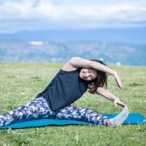 【脚のむくみが気になる人集合】ガチガチ股関節を柔らかくし、ゴッソリむくみを流す!開脚を深めるヨガ