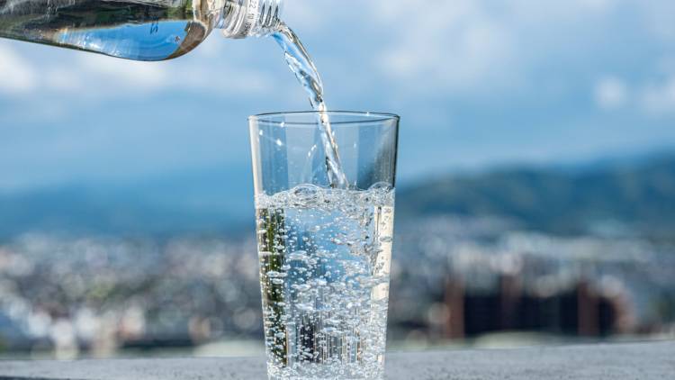 炭酸水の飲みすぎに注意！？“良かれと思って”飲んでた人に伝えたいリスク｜管理栄養士が解説