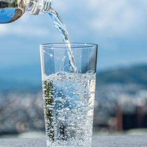 炭酸水の飲みすぎに注意！？“良かれと思って”飲んでた人に伝えたいリスク｜管理栄養士が解説