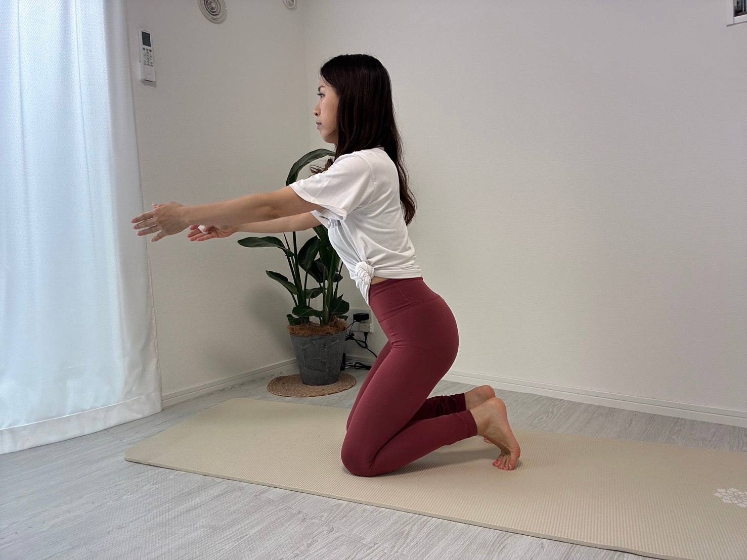 前に腕を伸ばす