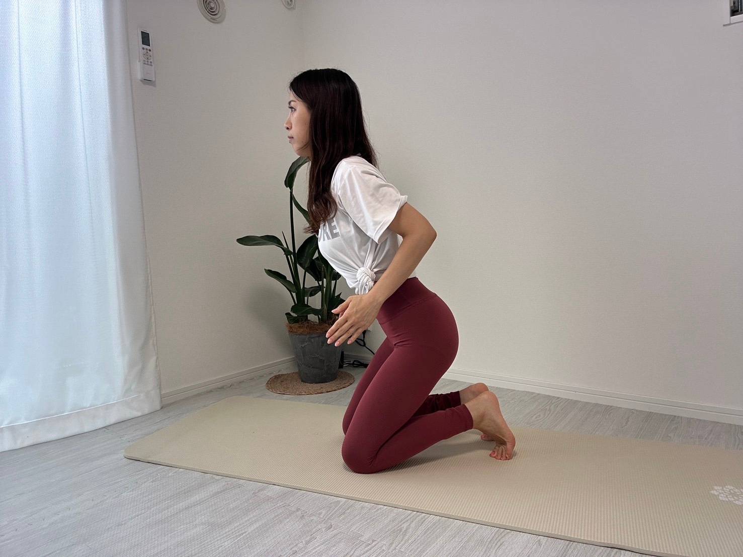 肘を曲げて後ろにひく