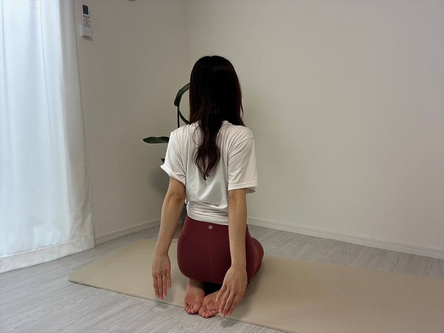 腕を後ろに伸ばす