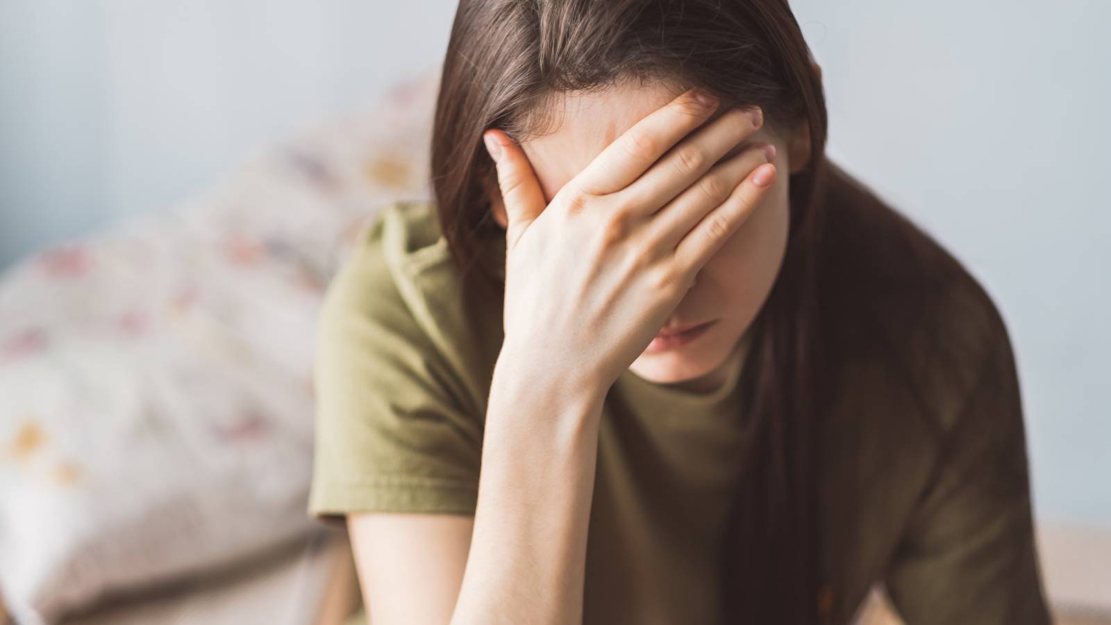 【その頭のズキズキ、湿気のせいかも!?】不快な夏頭痛をラクにする「簡単セルフケア３選」