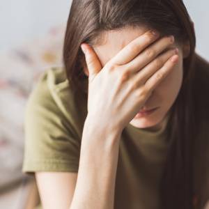 【その頭のズキズキ、湿気のせいかも!?】不快な夏頭痛をラクにする「簡単セルフケア３選」