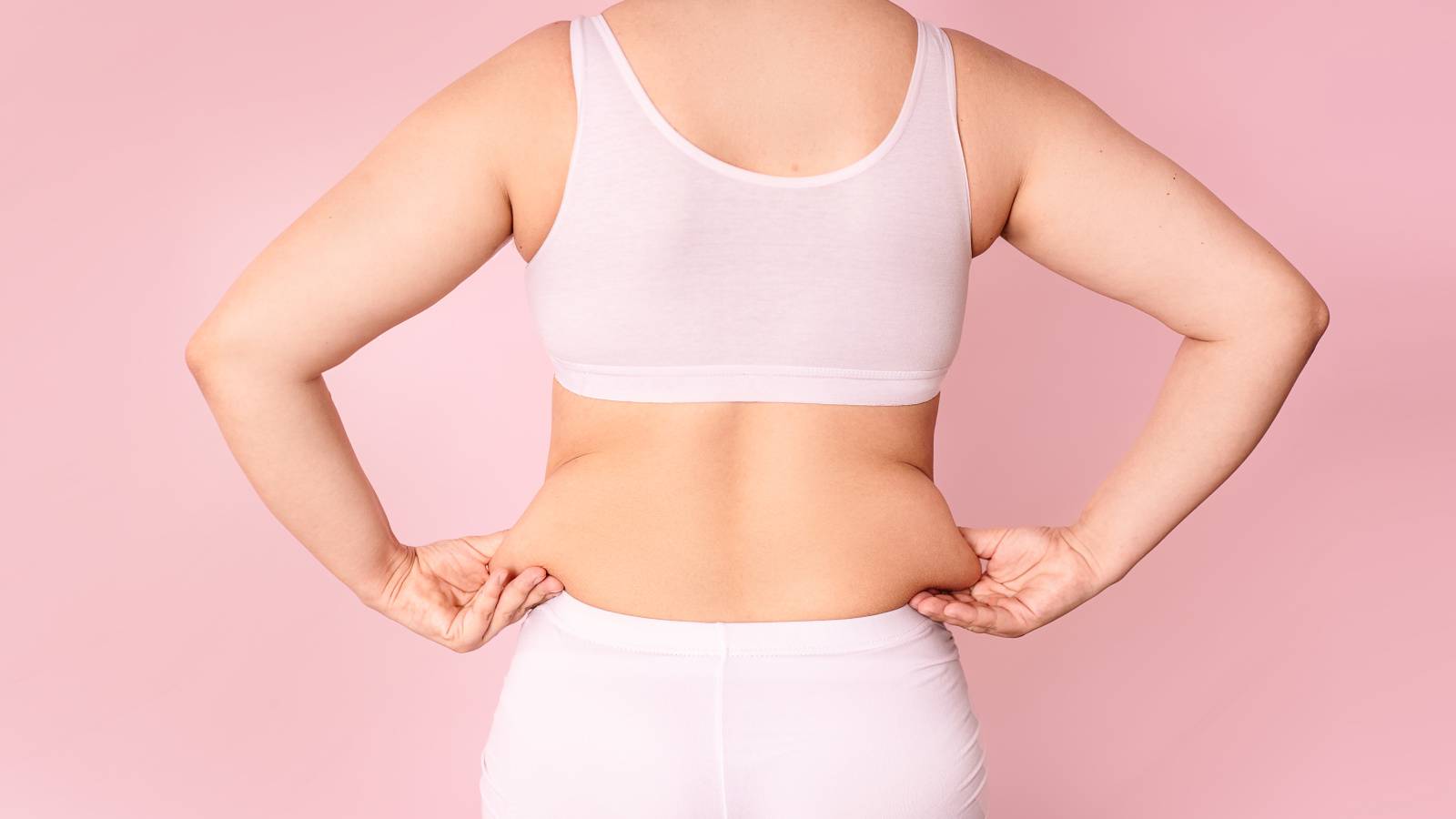 30分の筋トレに匹敵！いつの間にかタプタプに「背中のぜい肉」をじわじわ削る「タオルピラティス」