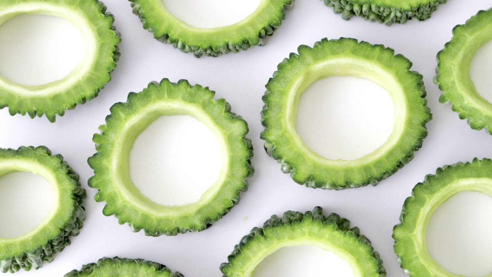 ワタをとって輪切りにしたゴーヤ