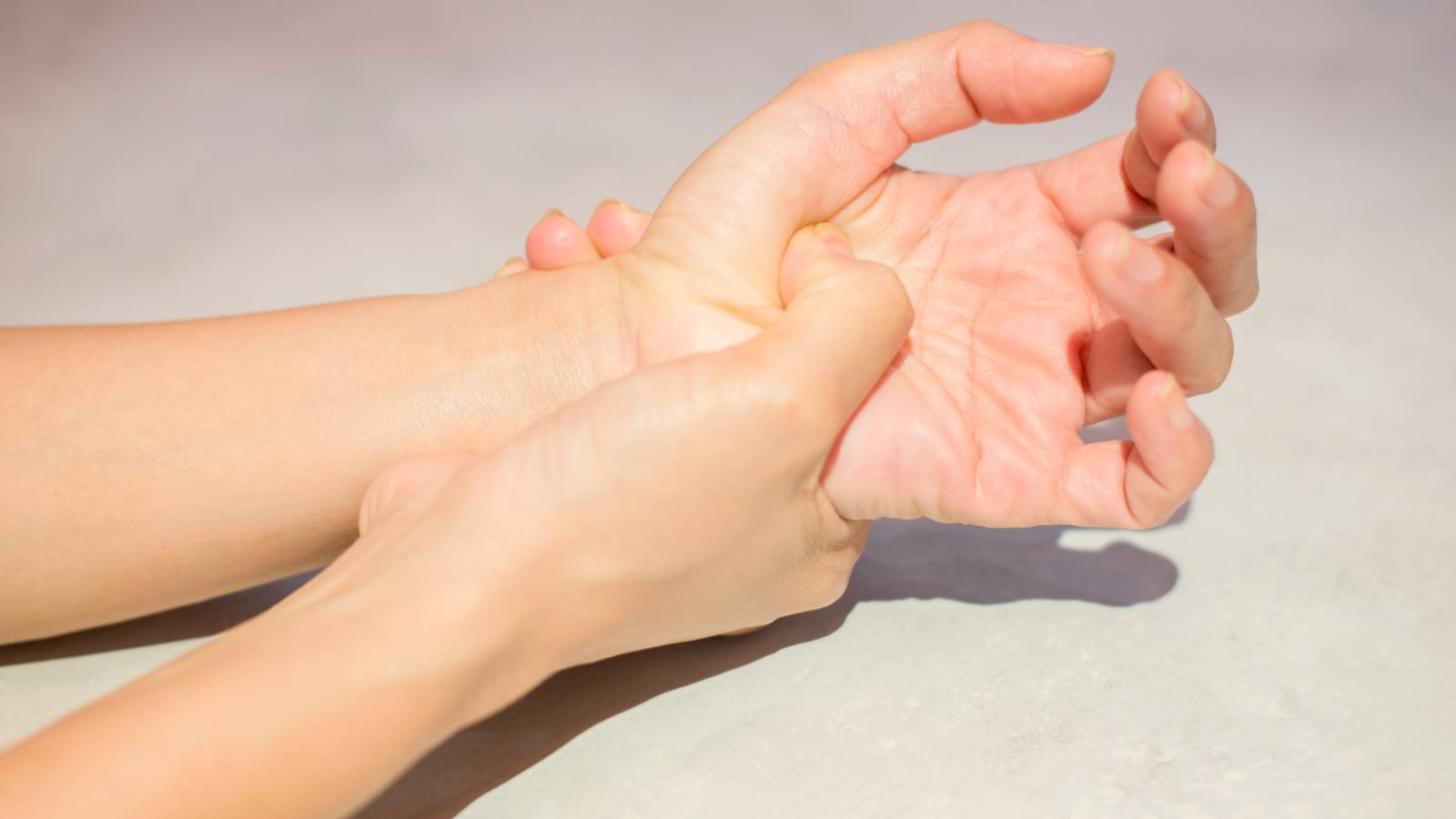 「手のひらが赤い…」病気のサイン？医師が解説