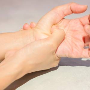 「手のひらが赤い…」病気のサイン？医師が解説