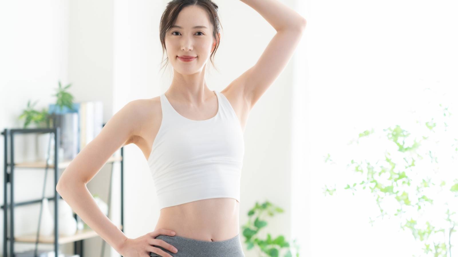 内腿を締めるとたるんだお腹も引き締まる！立ったままできるお腹痩せエクササイズ