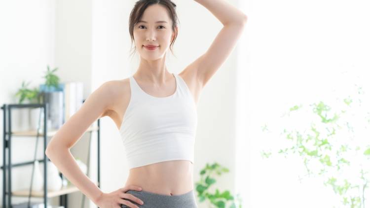 内腿を締めるとたるんだお腹も引き締まる！立ったままできるお腹痩せエクササイズ