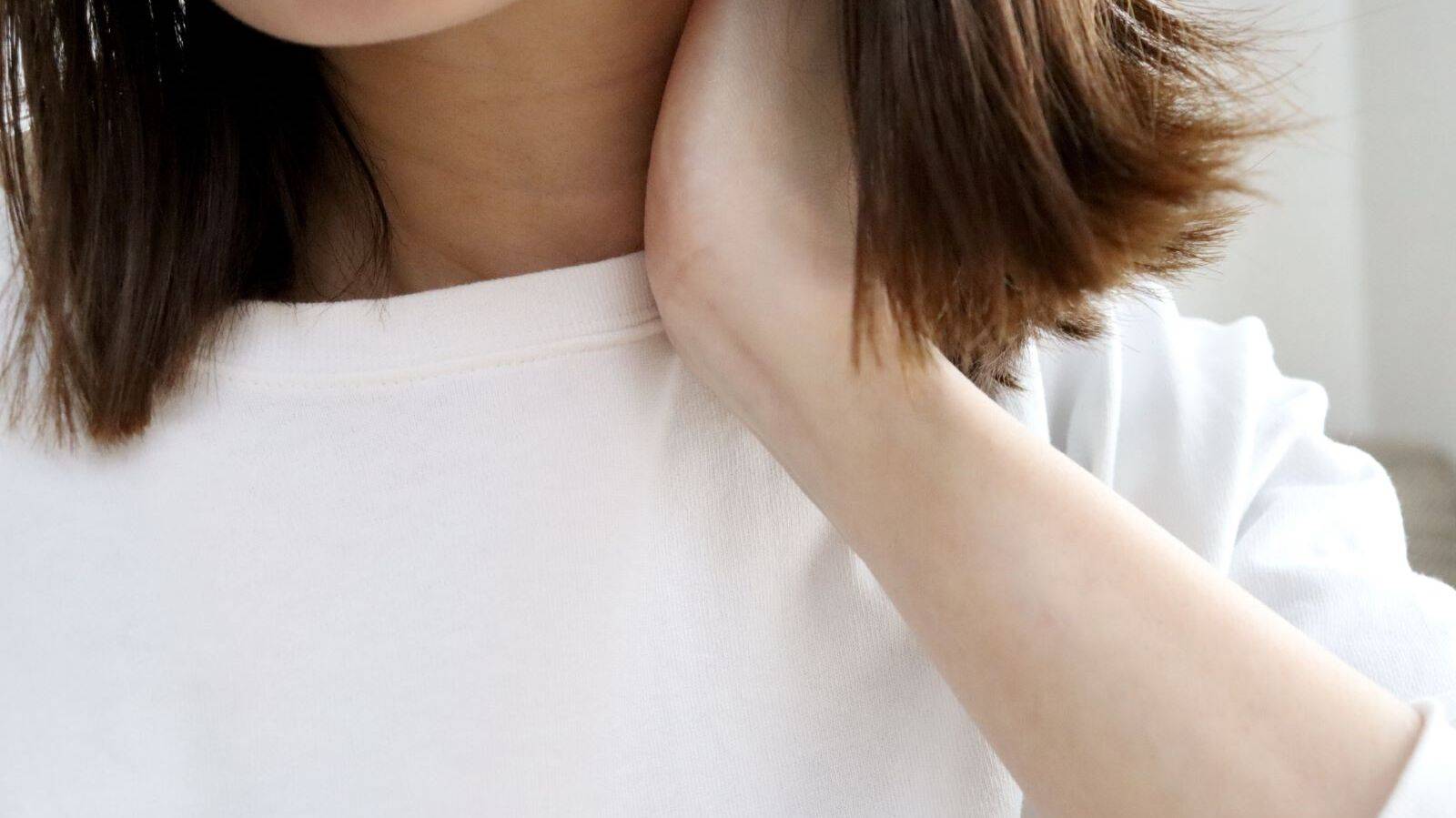 首がこる、重だるい方必見！首も頭もスーッと楽になる超簡単ほぐし｜長時間のPC＆スマホ作業の後に