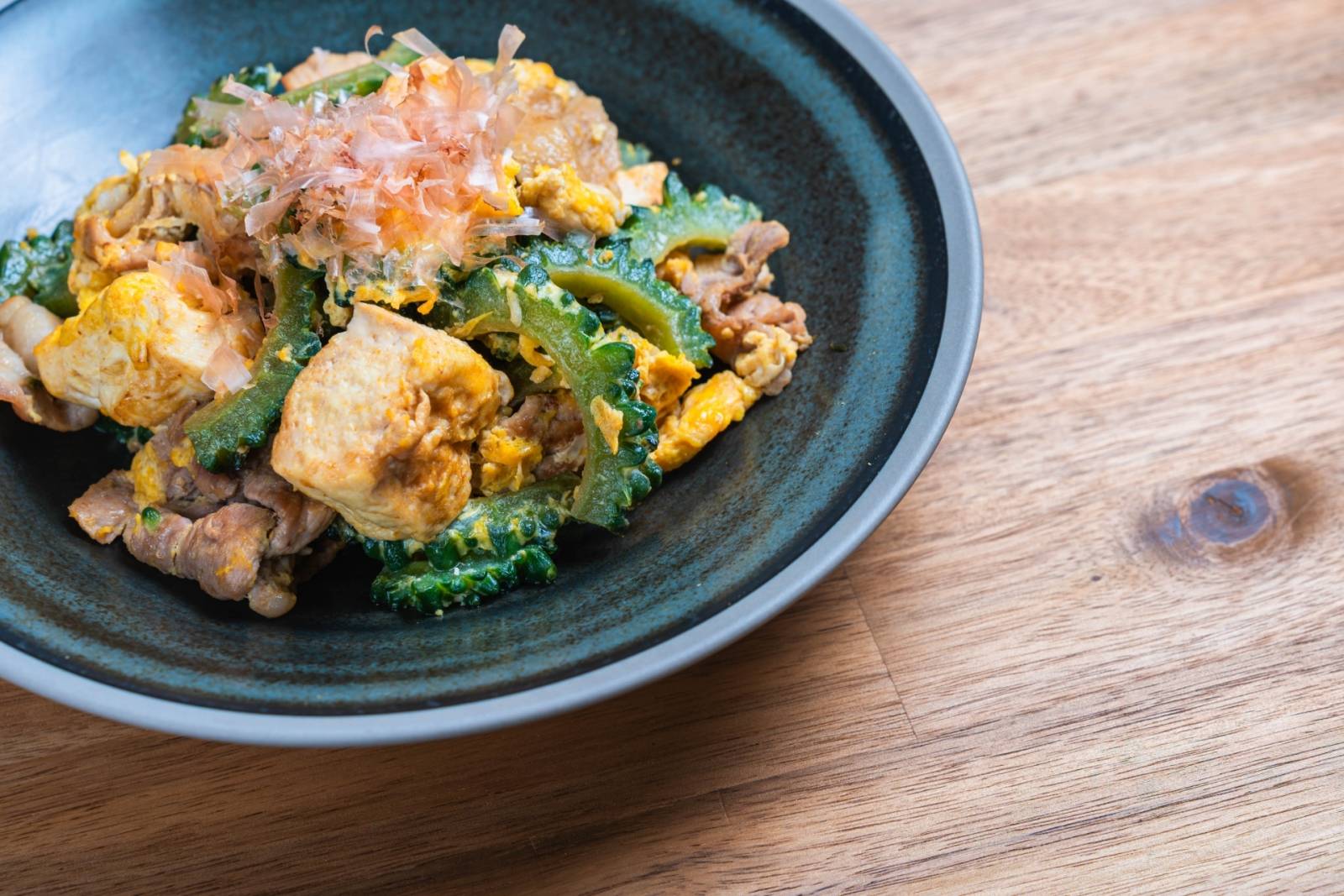 皿に盛り付けられたゴーヤチャンプルー