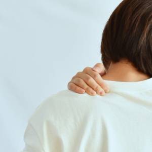 首肩のコリが楽になる！ストレッチ効果がぐんとアップするセルフケア