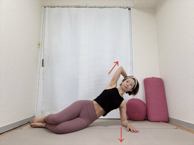 右肘を床につき、両膝を曲げて体を右に倒し、横向きにした体勢