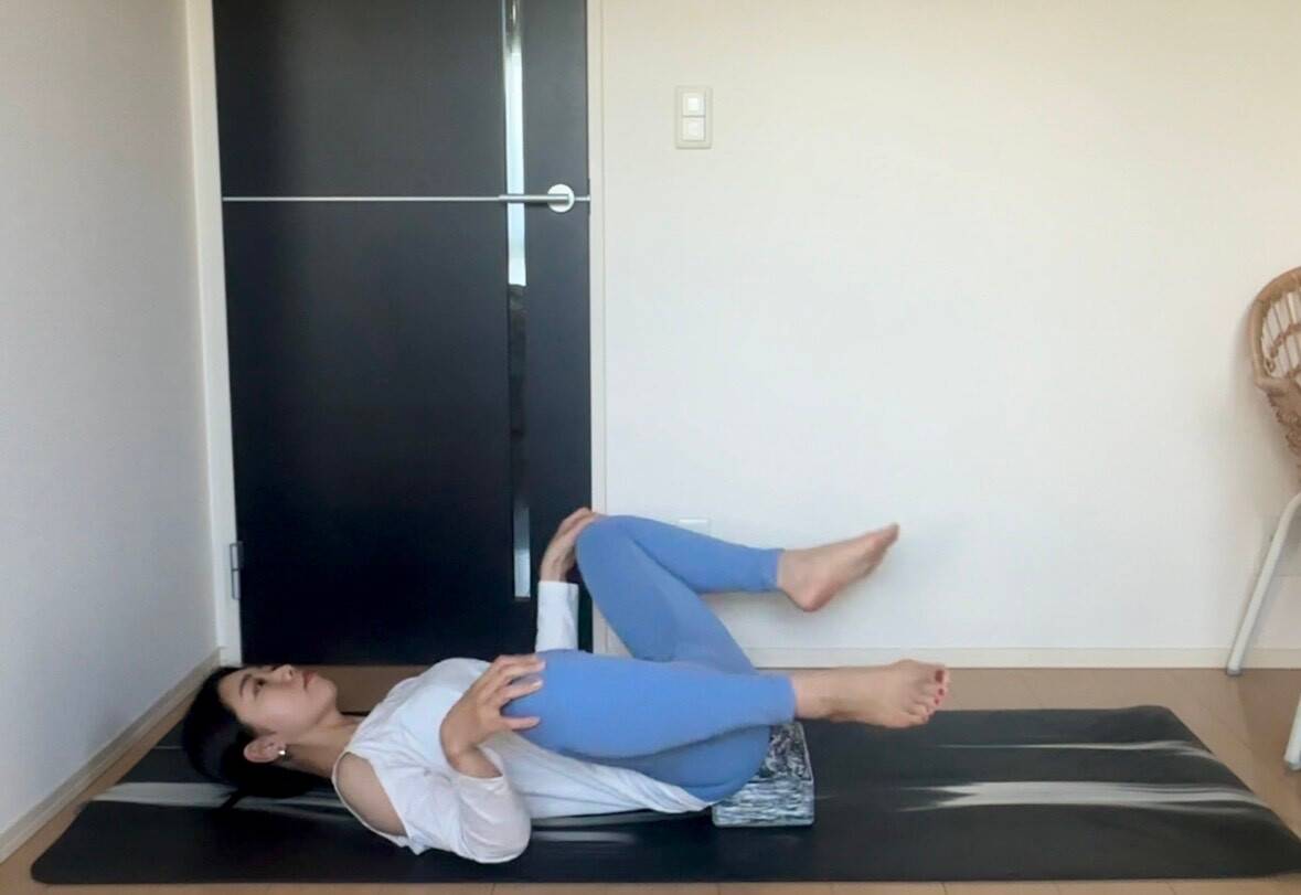 ブロックを使った骨盤調整②