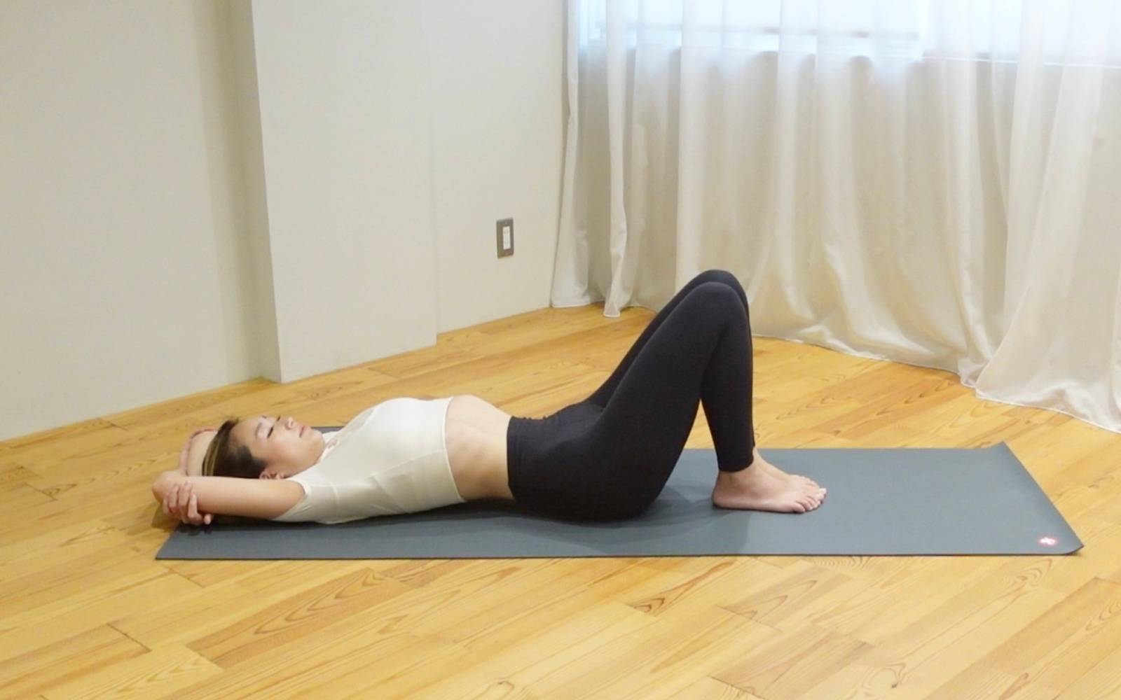 仰向けがっせきのポーズ