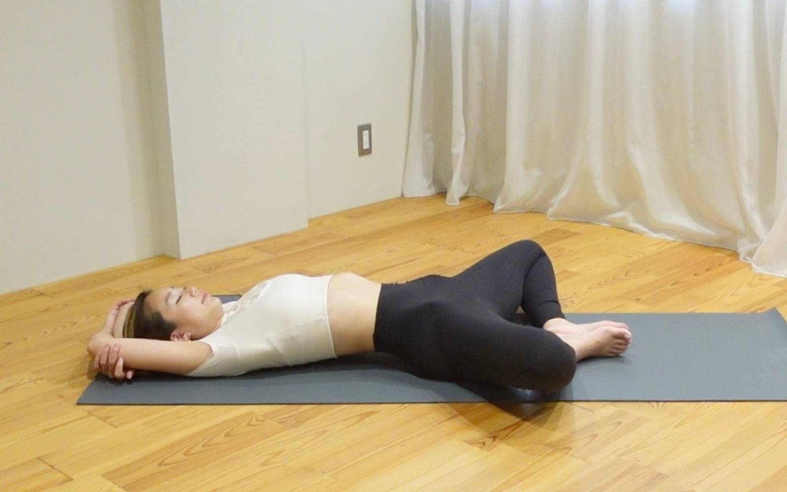 仰向けがっせきのポーズ