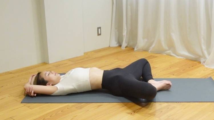 【立ちっぱなしで固まった腰まわりに】寝るだけで股関節リセット!仰向け合せきのポーズ
