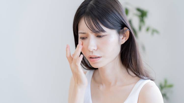 「まぶたの痙攣が止まらない…」ストレスや疲れだけじゃない、考えられる原因は？医師が解説