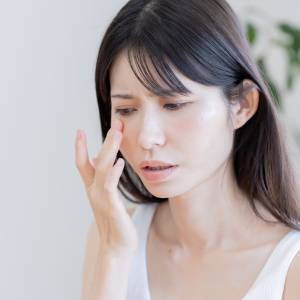 「まぶたの痙攣が止まらない…」ストレスや疲れだけじゃない、考えられる原因は？医師が解説