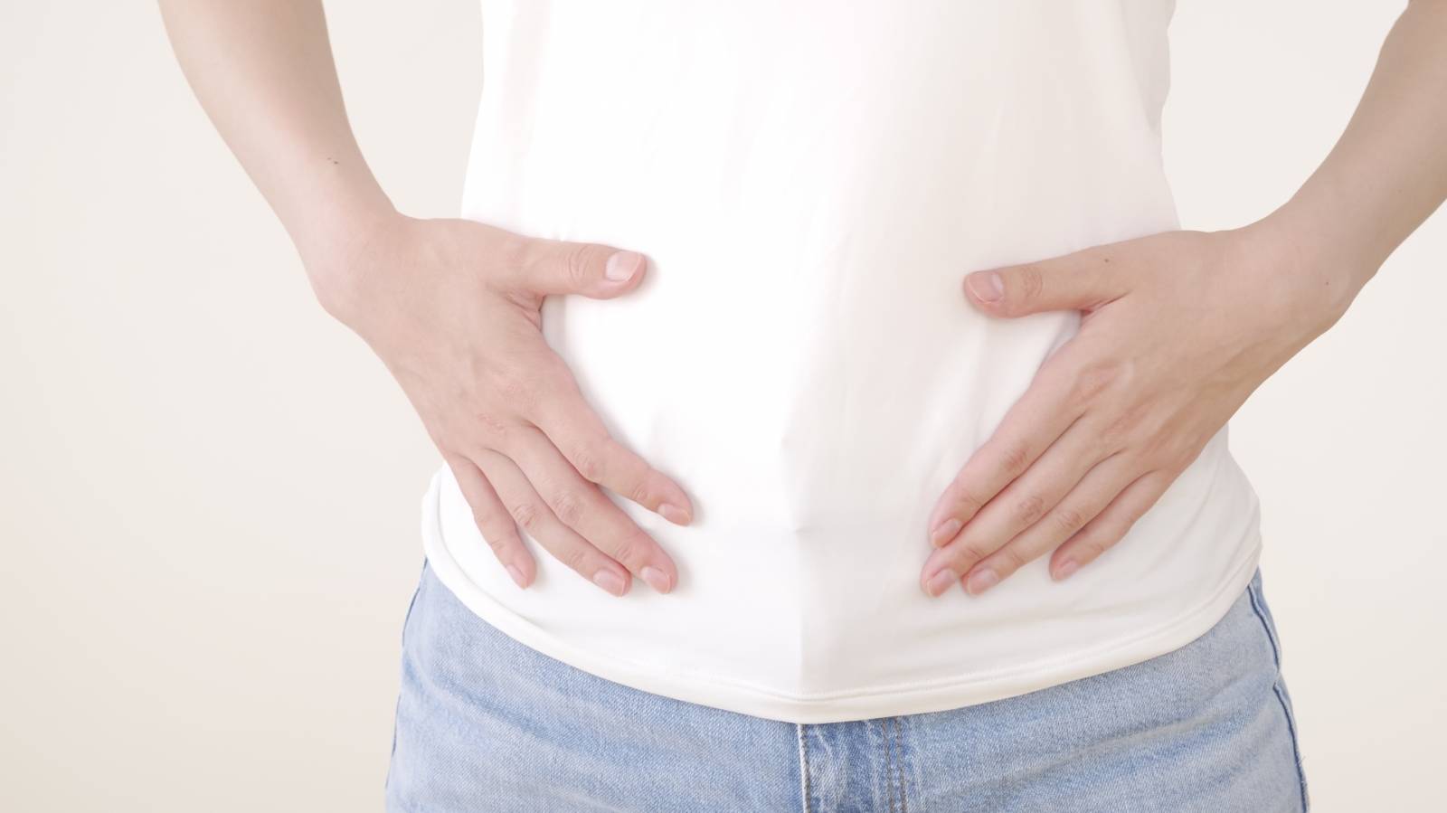 消えたくびれを取り戻せる！肘と膝をタッチする脇腹シェイプエクササイズ【寝たままの姿勢でOK】