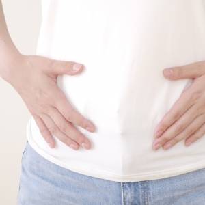 消えたくびれを取り戻せる！肘と膝をタッチする脇腹シェイプエクササイズ【寝たままの姿勢でOK】