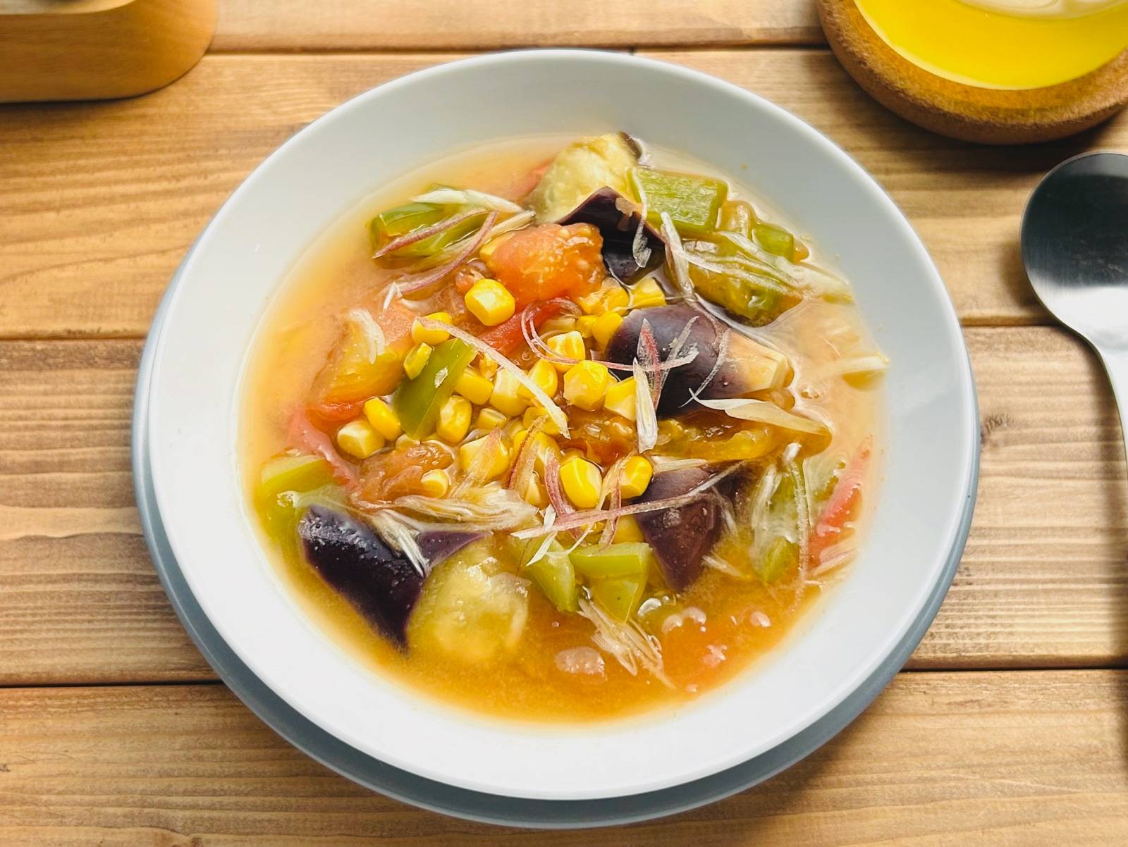 トマトと夏野菜のみそスープ