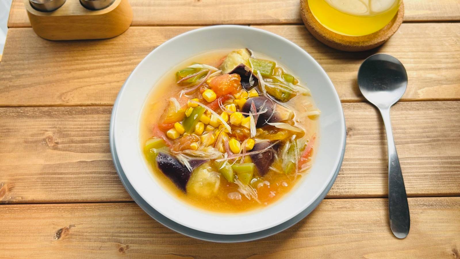 熱中症対策に◎ミネラルと栄養をシンプルに摂る、冷まして美味しい【夏野菜みそスープ】レシピ