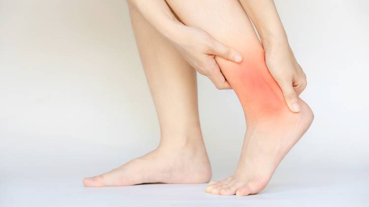 【足首が硬い人が急増中！】いつまでも快適な歩行をするために｜「足首を柔軟にする」ストレッチ