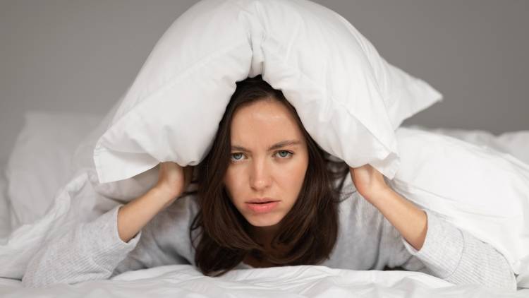 暑い日の寝つきの悪さは冷たい足先のせい？＜超簡単・ぐっすり眠れる＞寝たままできる足首ストレッチ