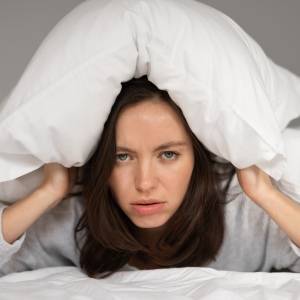 暑い日の寝つきの悪さは冷たい足先のせい？＜超簡単・ぐっすり眠れる＞寝たままできる足首ストレッチ