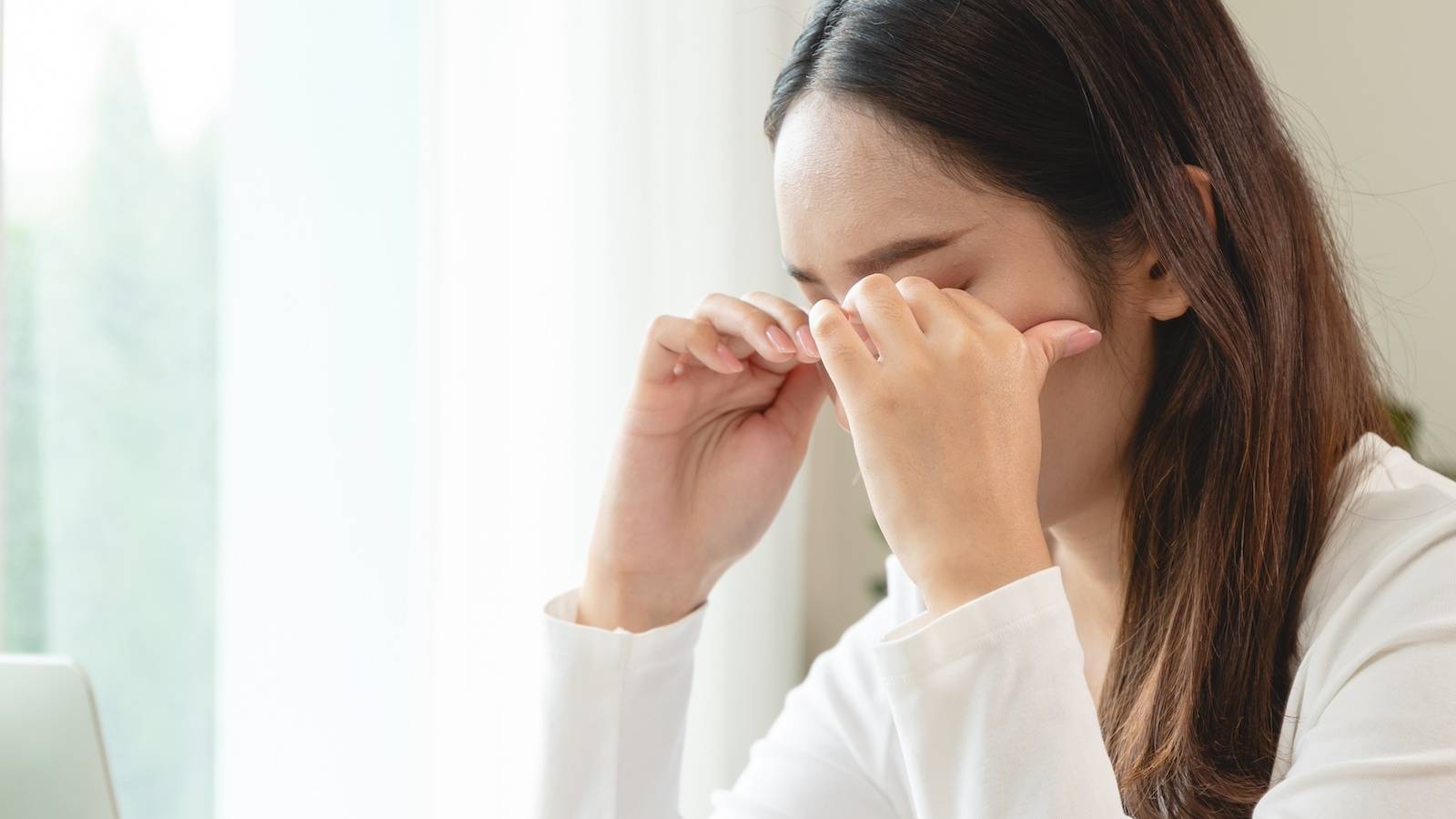 夏の目の疲れに【目のツボ4か所】寝つきも良くなるツボ押しのやり方