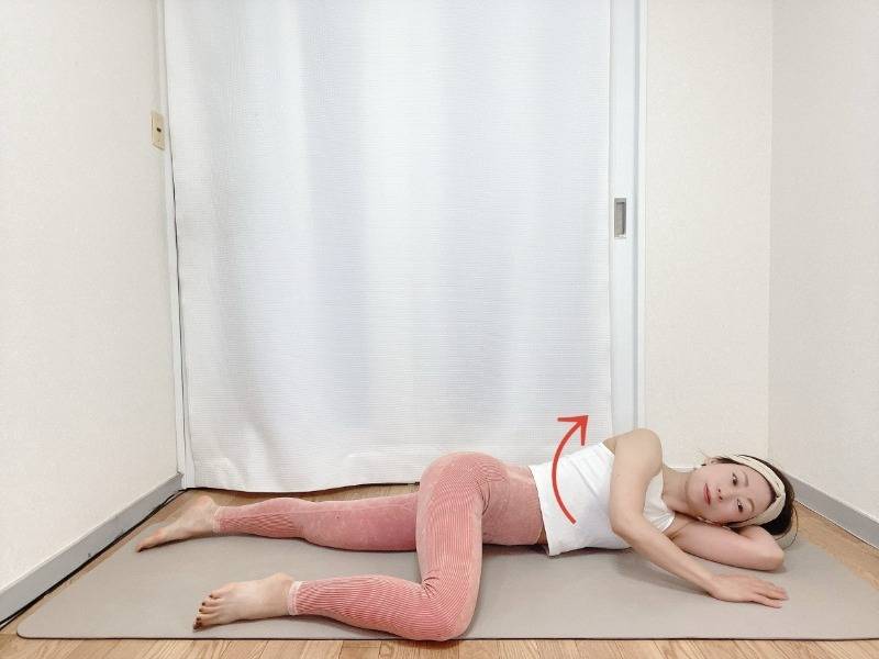 左膝を曲げ、右脚を伸ばしたうつ伏せから、左から身体尾起こした横向きの体勢