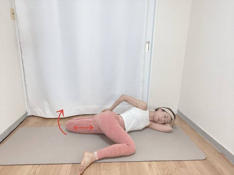 左脚を体の前で曲げた左向きの横向きから左手で右足首を掴んで右腿の前～外側を伸ばすストレッチから更に右脚を後方に引いた深いストレッチ深めるストレッチ