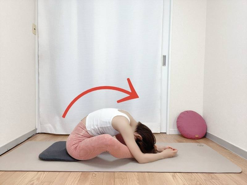 脚をひし形の形にしたがっせきのポーズから上体を前に倒したバタフライのポーズ