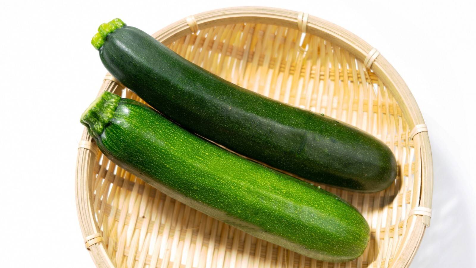 ザルに入ったズッキーニ