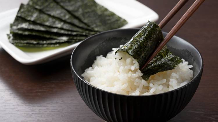 焼きのりがすごい。ちょい足しするだけ！鉄・ビタミンCが摂れて腸にも◎「海のサプリ」と言われる理由