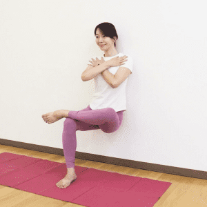 【暑くて動きたくない日】はジッとしたまま下半身トレーニング！ 「空気イス」のヴァリエーション3つ