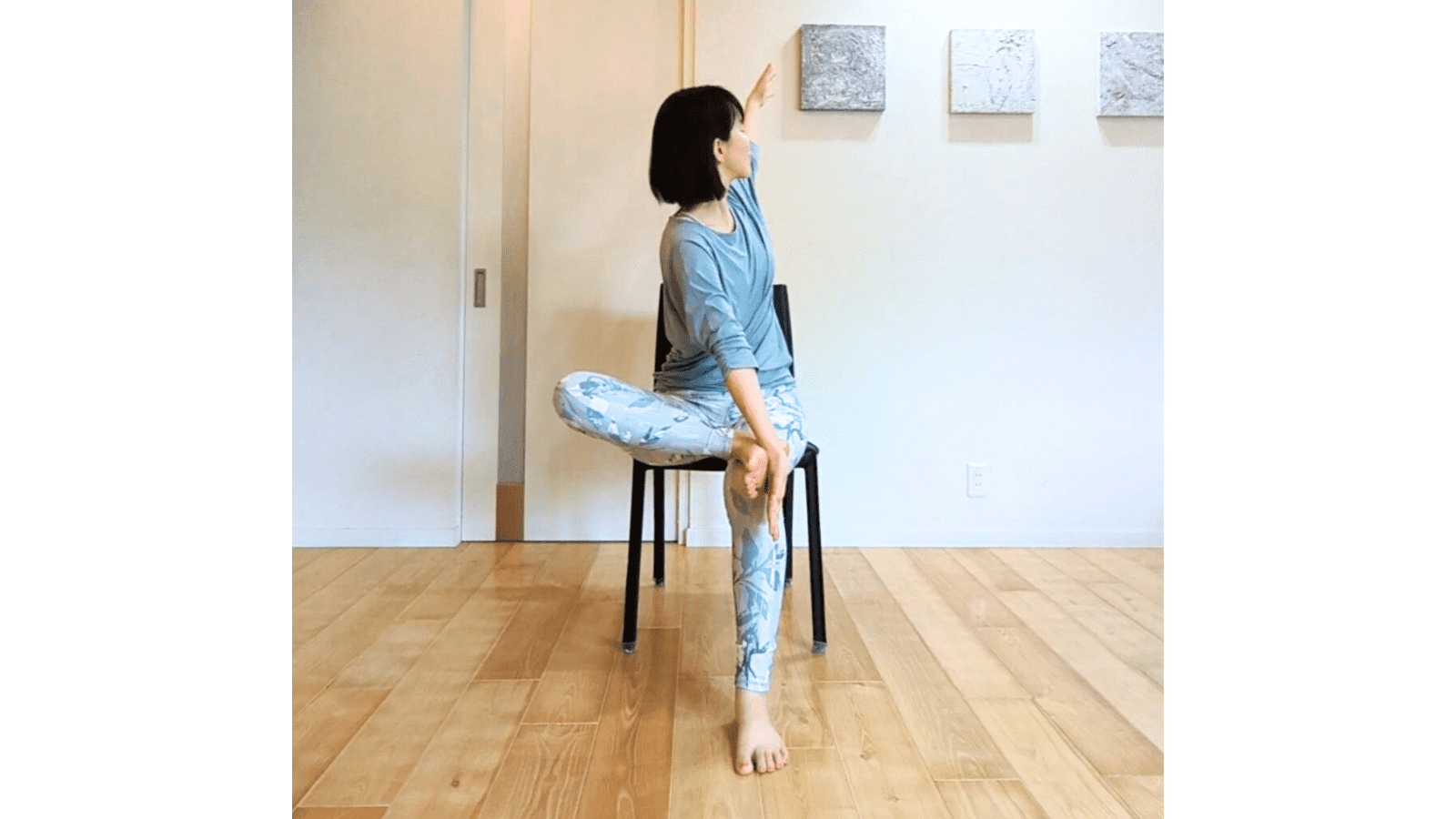 ツイスト４の字ストレッチ