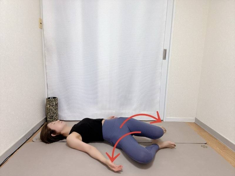 膝を立てた仰向けから左右交互に膝を倒すストレッチ