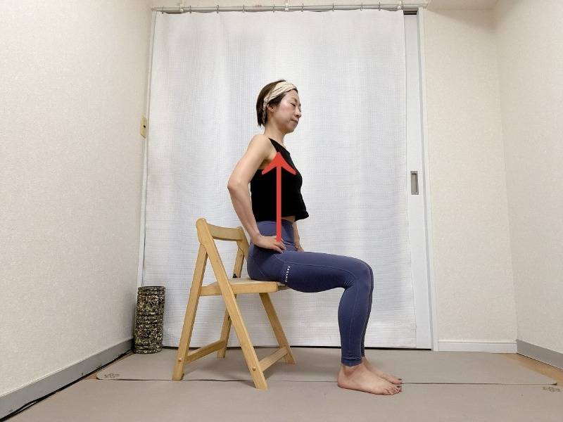 脚を骨盤幅にして背筋を伸ばし、椅子に浅く座った体勢