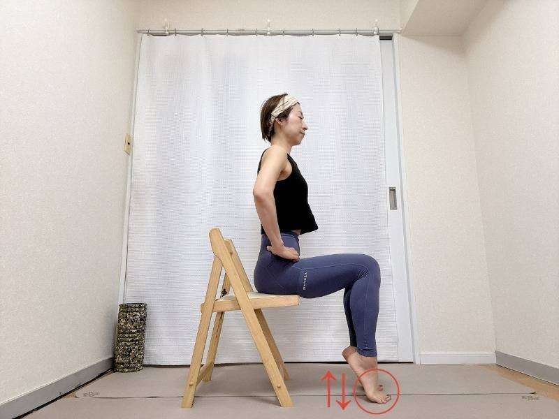 椅子に座り両方のかかとを同時に上げ下げするむくみ解消エクササイズ