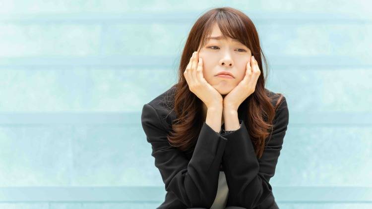 「ちゃんと働けない自分はダメなのか」複雑性PTSDを抱えながら働くのはなぜ辛いのか｜心理師が解説