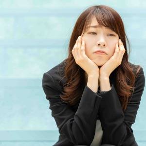 「ちゃんと働けない自分はダメなのか」複雑性PTSDを抱えながら働くのはなぜ辛いのか｜心理師が解説