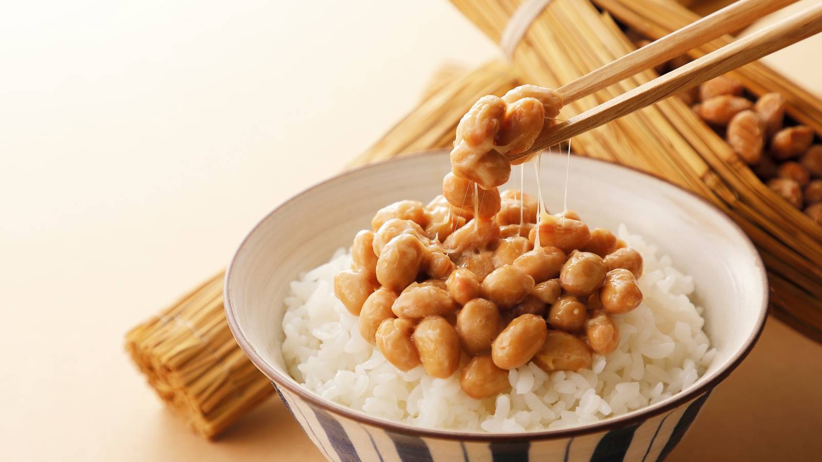  実は夜食べるのが正解？健康・美容・メンタルにも◎【納豆】食べ方の新常識｜管理栄養士が解説 