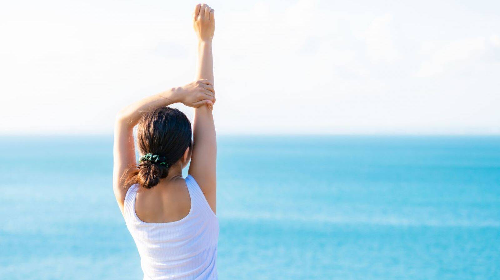 【二の腕痩せ】ノースリーブも怖くないほっそり腕になれる「両腕突き出し運動」