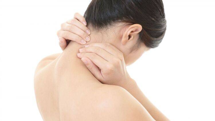 その首こり、ストレートネックかも？自宅でできる「首の自然なカーブを取りもどす」簡単ストレッチ