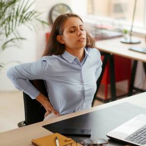 【デスクワーク中にできるお尻ストレッチ】ガチガチに固くなったお尻をやさしくほぐす腰伸ばし運動